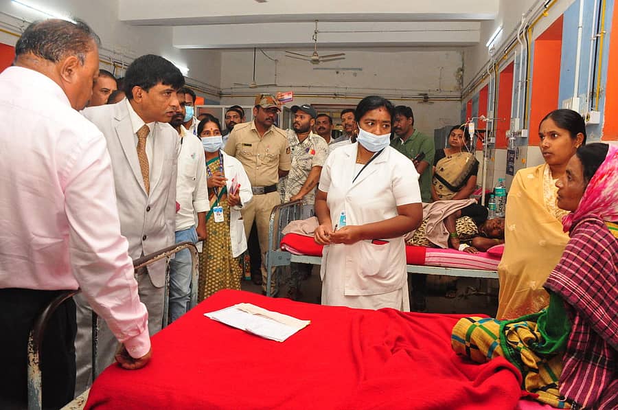 ಚಿತ್ರದುರ್ಗ ಜಿಲ್ಲಾ ಆಸ್ಪತ್ರೆಗೆ ಗುರುವಾರ ಜಿಲ್ಲಾ ಕಾನೂನು ಸೇವಾ ಪ್ರಾಧಿಕಾರದ ಸದಸ್ಯ ಕಾರ್ಯದರ್ಶಿ ಹಾಗೂ ನ್ಯಾಯಾಧೀಶ ಗಿರೀಶ್ ಭೇಟಿ ನೀಡಿ ಪರಿಶೀಲಿಸಿದರು.