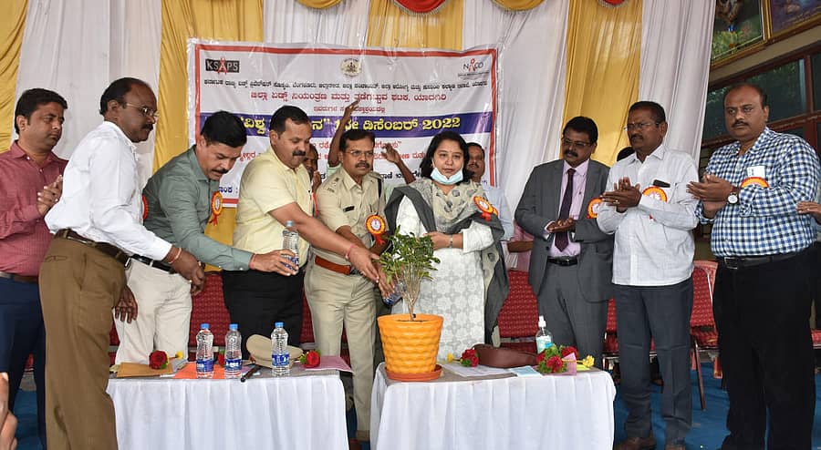 ಯಾದಗಿರಿ ಹೊಸ ಬಸ್‌ ನಿಲ್ದಾಣ ಆವರಣದಲ್ಲಿ ಗುರುವಾರ ಹಮ್ಮಿಕೊಂಡಿದ್ದ ವಿಶ್ವ ಏಡ್ಸ್‌ ದಿನಾಚರಣೆ ಕಾರ್ಯಕ್ರಮವನ್ನು ಜಿಲ್ಲಾಧಿಕಾರಿ ಸ್ನೇಹಲ್‌ ಆರ್. ಉದ್ಘಾಟಿಸಿದರು