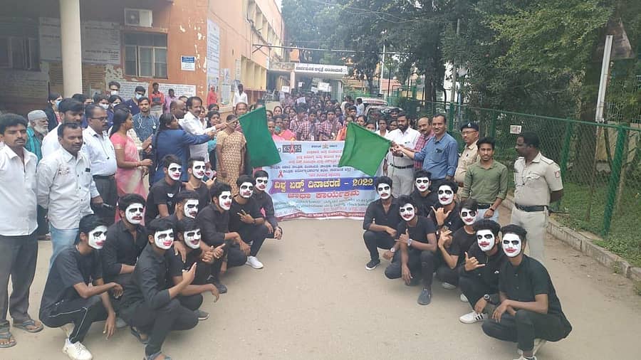 ಚಿಂತಾಮಣಿಯಲ್ಲಿ ವಿಶ್ವ ಏಡ್ಸ್ ದಿನಾಚರಣೆ ಅಂಗವಾಗಿ ಜಾಗೃತಿ ಜಾಥಾಗೆ ಜೆಎಂಎಫ್ ನ್ಯಾಯಾಲಯದ ಪ್ರಧಾನ ಹಿರಿಯ ಸಿವಿಲ್ ನ್ಯಾಯಾಧೀಶ ಪಿ.ಎಂ. ಪ್ರಕಾಶ್ ಚಾಲನೆ ನೀಡಿದರು. ತಾಲ್ಲೂಕು ಆರೋಗ್ಯಾಧಿಕಾರಿ ಡಾ. ರಾಮಚಂದ್ರಾರೆಡ್ಡಿ ಇದ್ದರು