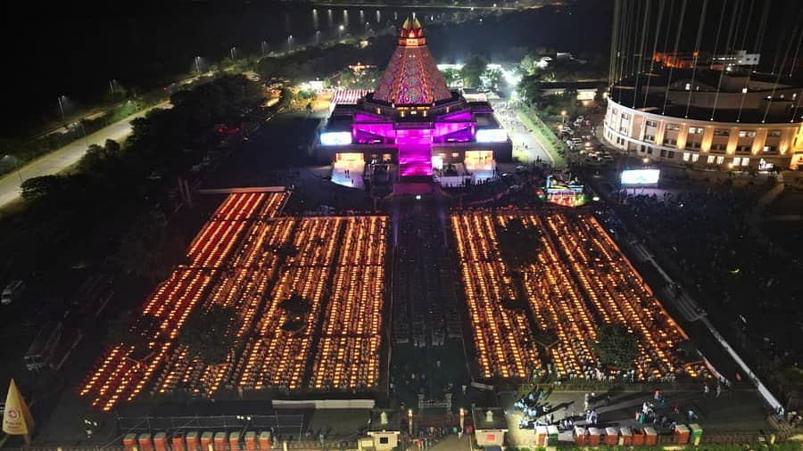 ಛತ್ತೀಸ್‌ಗಡದ ನವ ರಾಯಪುರ ಸಾಯಿ ಸಂಜೀವನಿ ಆಸ್ಪತ್ರೆಯಲ್ಲಿ ಹೃದಯರೋಗ ಸಮಸ್ಯೆಯಿಂದ ಗುಣಮುಖರಾದ ಎರಡು ಸಾವಿರ ಮಕ್ಕಳು ಒಟ್ಟಿಗೆ ದೀಪ ಬೆಳಗಿಸಿದರು.