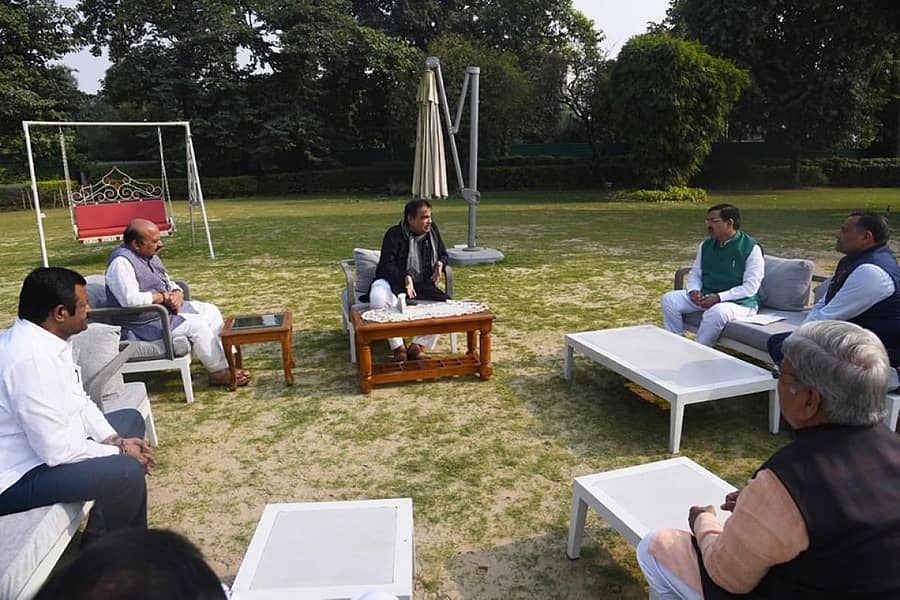 ಕೇಂದ್ರ ಸಚಿವ ಪ್ರಲ್ಹಾದ ಜೋಶಿ ಅವರು, ಮುಖ್ಯಮಂತ್ರಿ ಬಸವರಾಜ ಬೊಮ್ಮಾಯಿ ಅವರೊಂದಿಗೆ ಕೇಂದ್ರ ಸಚಿವ ನಿತಿನ್ ಗಡ್ಕರಿ ಅವರನ್ನು ದೆಹಲಿಯಲ್ಲಿ ಭೇಟಿ ಮಾಡಿದರು. ಸಚಿವರಾದ ಗೋವಿಂದ ಕಾರಜೋಳ ಮತ್ತು ಶಂಕರ ಪಾಟೀಲ ಮುನೇನಕೊಪ್ಪ ಇದ್ದಾರೆ