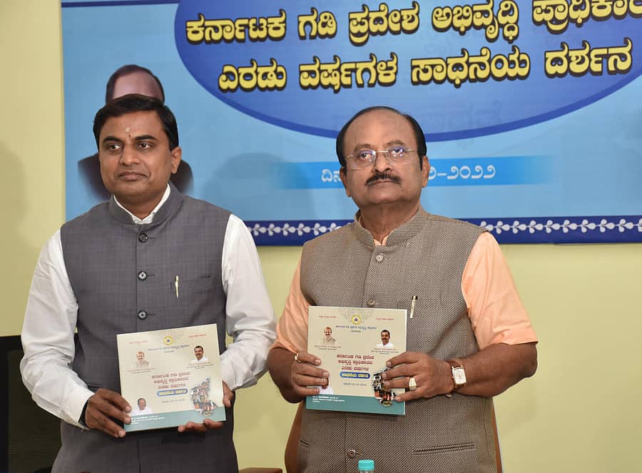 ಎರಡು ವರ್ಷಗಳ ಸಾಧನೆಯ ವರದಿಯನ್ನು ಸಿ. ಸೋಮಶೇಖರ ಬಿಡುಗಡೆ ಮಾಡಿದರು. ಪ್ರಾಧಿಕಾರದ ಕಾರ್ಯದರ್ಶಿ ಪ್ರಕಾಶ್ ಮತ್ತಿಹಳ್ಳಿ ಇದ್ದಾರೆ. –ಪ್ರಜಾವಾಣಿ ವಾರ್ತೆ