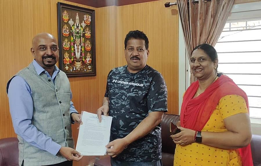 ನಮ್ಮ ಬೆಂಗಳೂರು ಪ್ರತಿಷ್ಠಾನದ ವತಿಯಿಂದ ಬಿಡಿಎ ಅಧ್ಯಕ್ಷ ಎಸ್‌.ಆರ್‌. ವಿಶ್ವನಾಥ್‌ ಅವರಿಗೆ ಮನವಿ ಸಲ್ಲಿಸಲಾಯಿತು. ಪ್ರತಿಷ್ಠಾನದ ಪ್ರಧಾನ ವ್ಯವಸ್ಥಾಪಕ ವಿನೋದ್‌ ಜೇಕಬ್‌, ವ್ಯವಸ್ಥಾಪಕಿ ಉಷಾ ಧನ್‌ರಾಜ್‌ ಹಾಜರಿದ್ದರು