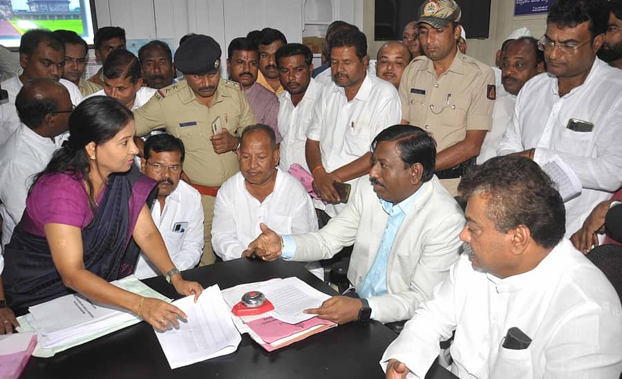 ಕೆಪಿಸಿಸಿ ಪ್ರಚಾರ ಸಮಿತಿ ಅಧ್ಯಕ್ಷ ಎಂ.ಬಿ.ಪಾಟೀಲ ನೇತೃತ್ವದಲ್ಲಿ ಕಾಂಗ್ರೆಸ್ ನಿಯೋಗವು ಶುಕ್ರವಾರ ವಿಜಯಪುರ ಜಿಲ್ಲಾಧಿಕಾರಿ ವಿಜಯ ಮಹಾಂತೇಶ್ ಅವರನ್ನು ಭೇಟಿ ಮಾಡಿ, ಮತದಾರರ ಪಟ್ಟಿಯಿಂದ ಮತದಾರರ ಹೆಸರು ಕೈಬಿಟ್ಟಿರುವ ಬಗ್ಗೆ ಪರಿಶೀಲನೆ ನಡೆಸುವಂತೆ ಮನವಿ ಸಲ್ಲಿಸಿದರು. ಕೆಪಿಸಿಸಿ ಪ್ರಧಾನ ಕಾರ್ಯದರ್ಶಿ ಕಾಂತಾ ನಾಯಕ, ವಿಠಲ ಕಟಕಧೊಂಡ, ಅಬ್ದುಲ್ ಹಮೀದ್ ಮುಶ್ರೀಫ್ ಇದ್ದಾರೆ.