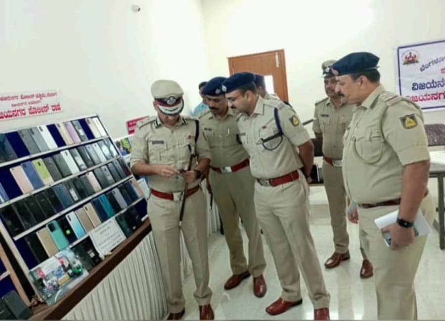 ಪಶ್ಚಿಮ ವಿಭಾಗದ ಪೊಲೀಸರು ಜಪ್ತಿ ಮಾಡಿದ ವಿವಿಧ ಕಂಪನಿ ಮೊಬೈಲ್ಗಳನ್ನು ಹೆಚ್ಚುವರಿ ಪೊಲೀಸ್ ಆಯುಕ್ತ ಸಂದೀಪ್ ಪಾಟೀಲ್ ಪರಿಶೀಲಿಸಿದರು
