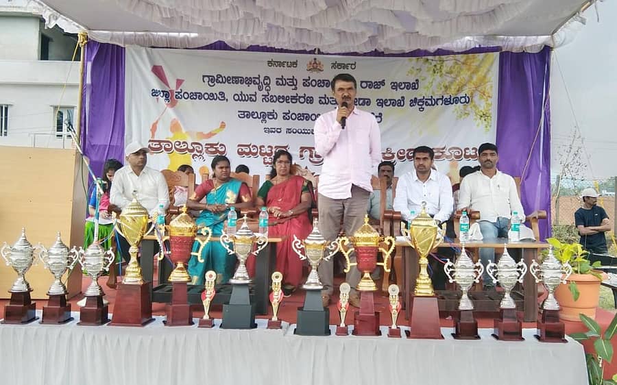 ಮೂಡಿಗೆರೆಯ ಹೊಯ್ಸಳ ಕ್ರೀಡಾಂಗಣದಲ್ಲಿ ಶುಕ್ರವಾರ ನಡೆದ ತಾಲ್ಲೂಕು ಮಟ್ಟದ ಗ್ರಾಮೀಣ ಕ್ರೀಡಾಕೂಟದಲ್ಲಿ ವಿಧಾನ ಪರಿಷತ್ ಸದಸ್ಯ ಎಂ.ಕೆ ಪ್ರಾಣೇಶ್ ಮಾತನಾಡಿದರು. ತಾಲ್ಲೂಕು ಪಂಚಾಯಿತಿ ಕಾರ್ಯನಿರ್ವಹಣಾಧಿಕಾರಿ ಕೆ. ಹರ್ಷಕುಮಾರ್, ಸಹಾಯಕ ನಿರ್ದೇಶಕ ಡಿ.ಡಿ ಪ್ರಕಾಶ್, ಜುಲೇಖಾ, ಶಿವಾನಂದ್ ಇದ್ದರು