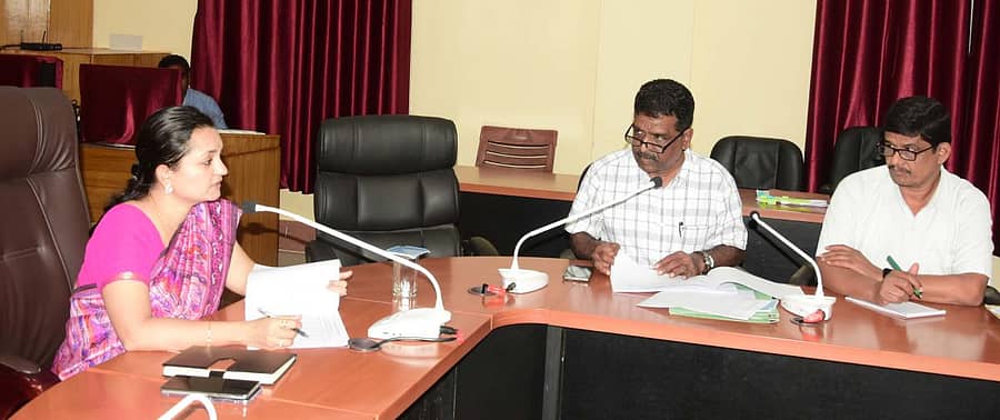 ಚಿತ್ರದುರ್ಗ ಜಿಲ್ಲೆಯಲ್ಲಿ ಬೆಂಬಲ ಬೆಲೆ ಯೋಜನೆಯ ಅಡಿ ರಾಗಿ ಖರೀದಿಸುವುದಕ್ಕೆ ಸಂಬಂಧಿಸಿ ಜಿಲ್ಲಾಧಿಕಾರಿ ದಿವ್ಯ ಪ್ರಭು ಅವರು ಶುಕ್ರವಾರ ಅಧಿಕಾರಿಗಳ ಸಭೆ ನಡೆಸಿದರು. ಆಹಾರ ಮತ್ತು ನಾಗರಿಕ ಸರಬರಾಜು ಇಲಾಖೆ ಜಂಟಿ ನಿರ್ದೇಶಕ ಮಧುಸೂದನ್, ಕರ್ನಾಟಕ ಆಹಾರ ನಿಗಮದ ಜಿಲ್ಲಾ ವ್ಯವಸ್ಥಾಪಕ ಶಿವಕುಮಾರ್ ಇದ್ದಾರೆ.