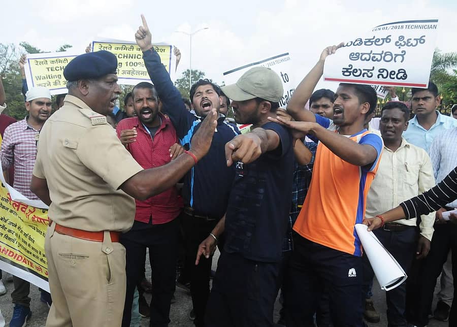 ನೈರುತ್ಯ ರೈಲ್ವೆಯ ಟೆಕ್ನಿಷಿಯನ್ ನೇಮಕಾತಿ ಪರೀಕ್ಷೆಯಲ್ಲಿ ಆಯ್ಕೆಯಾದವರಿಗೆ ನೇಮಕಾತಿ ಪತ್ರ ನೀಡಬೇಕು ಎಂದು ಆಗ್ರಹಿಸಿ, ಹುಬ್ಬಳ್ಳಿಯ ರೈಲು ಸೌಧದ ಎದುರು ಶುಕ್ರವಾರವೂ ಪ್ರತಿಭಟನೆ ಮುಂದುವರಿಸಿದ ಅಭ್ಯರ್ಥಿಗಳು ಹಾಗೂ ಪೊಲೀಸರ ನಡುವೆ ಮಾತಿನ ಚಕಮಕಿ ನಡೆಯಿತು– ಪ್ರಜಾವಾಣಿ ಚಿತ್ರ
