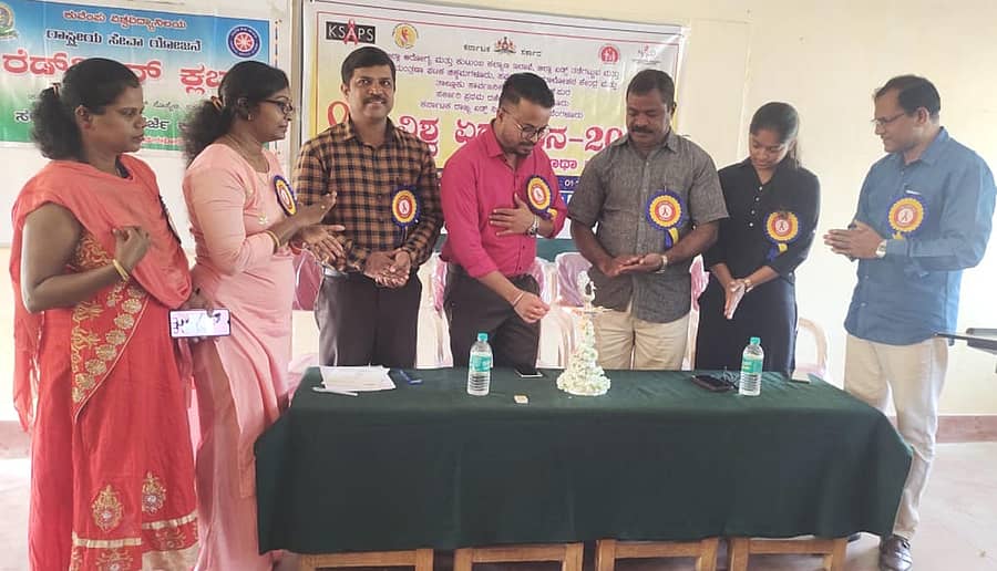 ನರಸಿಂಹರಾಜಪುರದ ಸರ್ಕಾರಿ ಪ್ರಥಮ ದರ್ಜೆ ಕಾಲೇಜಿನಲ್ಲಿ ಶುಕ್ರವಾರ ನಡೆದ ವಿಶ್ವ ಏಡ್ಸ್ ದಿನಾಚರಣೆ ಕಾರ್ಯಕ್ರಮಕ್ಕೆ ತಾಲ್ಲೂಕು ಆರೋಗ್ಯ ಅಧಿಕಾರಿ ಡಾ.ವೀರಪ್ರಸಾದ್ ಚಾಲನೆ ನೀಡಿದರು. ಡಾ.ಕೆ.ಉಮೇಶ್, ಡಾ.ಅಣ್ಣಪ್ಪ ಎನ್.ಮಳೀಮಠ್ ಇದ್ದರು