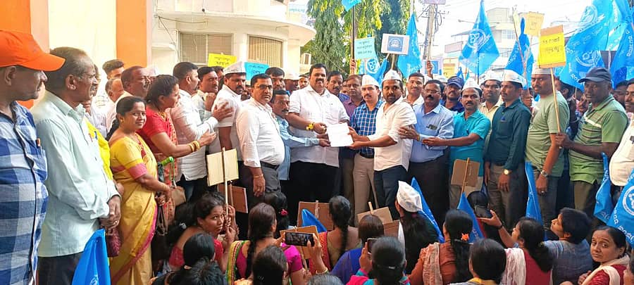 ಎನ್‌ಪಿಎಸ್ ರದ್ದುಗೊಳಿಸಿ ಒಪಿಎಸ್ ಪಿಂಚಣಿ ಸೌಲಭ್ಯ ಅನುಷ್ಠಾನಕ್ಕೆ ಒತ್ತಾಯಿಸಿ ಕಡೂರಿನಲ್ಲಿ ಎನ್‌ಪಿಎಸ್ ನೌಕರರ ಬಳಗದವರು ಶಾಸಕ ಬೆಳ್ಳಿಪ್ರಕಾಶ್ ಅವರಿಗೆ ಮನವಿ ಸಲ್ಲಿಸಿದರು