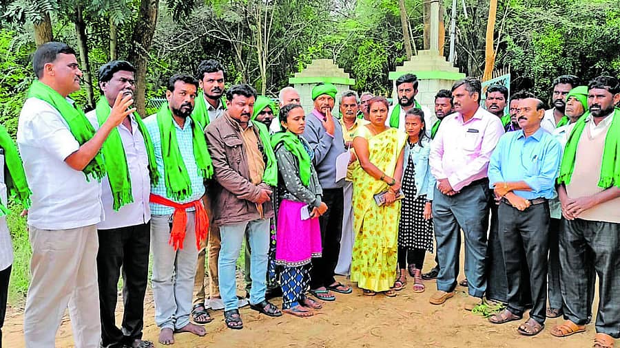 ಕೋಲಾರದಲ್ಲಿ ರೈತರ ಸಂಘದ ಪ್ರತಿನಿಧಿಗಳು ವಿವಿಧ ಬೇಡಿಕೆಗಳಿಗೆ ಆಗ್ರಹಿಸಿ ಪ್ರತಿಭಟನೆ ನಡೆಸಿದರು