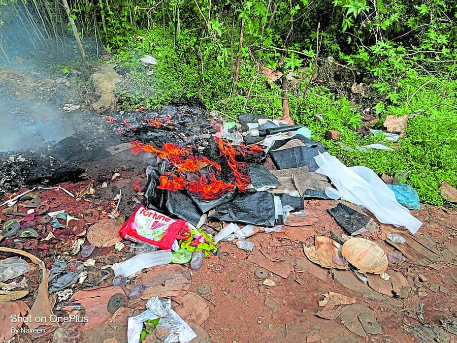 ಕರಿಹೋಬನಹಳ್ಳಿ ಕೆರೆ ಅಂಗಳದಲ್ಲಿ ಕಾರ್ಖಾನೆ ತ್ಯಾಜ್ಯಕ್ಕೆ ಬೆಂಕಿ ಇಟ್ಟಿರುವುದು