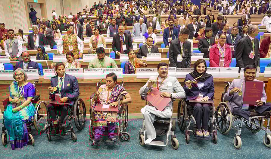 ಸಮಾರಂಭದಲ್ಲಿ ಭಾಗವಹಿಸಿದ್ದ ಅಂಗವಿಕಲ ಸಾಧಕರು ಪದಕಗಳೊಂದಿಗೆ ಸಂಭ್ರಮಿಸಿದರು–ಪಿಟಿಐ ಚಿತ್ರ