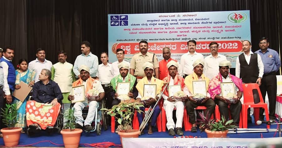 ವಿಜಯಪುರ ನಗರದ ಕಂದಗಲ್ ಹನಮಂತರಾಯ ರಂಗಮಂದಿರದಲ್ಲಿ ನಡೆದ ವಿಶ್ವ ಅಂಗವಿಕಲರ ದಿನಾಚರಣೆಯಲ್ಲಿ ವಿವಿಧ ಕ್ಷೇತ್ರಗಳಲ್ಲಿ ಗಣನೀಯ ಸಾಧನೆ ಮಾಡಿದ ಅಂಗವಿಕಲರಿಗೆ ಸನ್ಮಾನಿಸಲಾಯಿತು