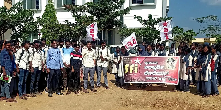 ಹಾವೇರಿ ತಾಲ್ಲೂಕಿನ ಗಾಂಧಿಪುರದಲ್ಲಿರುವ ಸರ್ಕಾರಿ ಪ್ರಥಮ ದರ್ಜೆ ವಿದ್ಯಾರ್ಥಿಗಳ ಬಸ್ ಪಾಸ್ ಅನ್ನು ಹಾವೇರಿ ನಗರದವರೆಗೂ ವಿಸ್ತರಿಸುವಂತೆ ಒತ್ತಾಯಿಸಿ ಭಾರತ ವಿದ್ಯಾರ್ಥಿ ಫೆಡರೇಷನ್ (ಎಸ್ಎಫ್ಐ) ಹಾವೇರಿ ಜಿಲ್ಲಾ ಸಮಿತಿ ನೇತೃತ್ವದಲ್ಲಿ ಶನಿವಾರ ಗಾಂಧಿಪುರ ಕಾಲೇಜು ಎದುರು ಪ್ರತಿಭಟನೆ ನಡೆಯಿತು