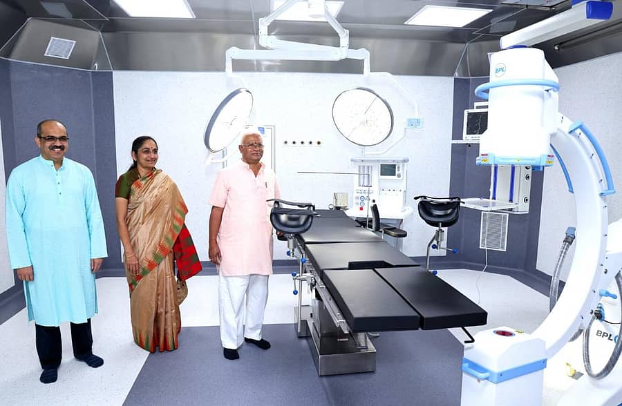 ಆಸ್ಪತ್ರೆಯ ವೈದ್ಯಕೀಯ ಉಪಕರಣಗಳನ್ನು ನಾ. ದಿನೇಶ್ ಹೆಗ್ಡೆ ವೀಕ್ಷಿಸಿದರು. ಸುಧೀರ್ ಪೈ ಹಾಗೂ ಡಾ. ಸಂಧ್ಯಾ ರವಿ ಇದ್ದಾರೆ.