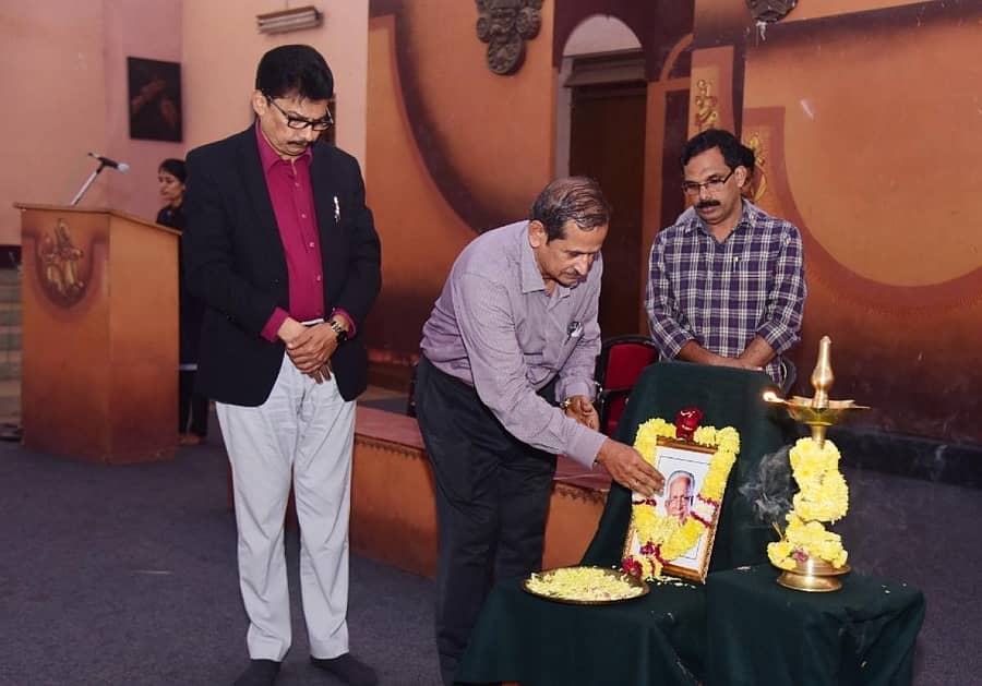 ಮಂಗಳೂರು ವಿಶ್ವವಿದ್ಯಾಲಯದ ಯಕ್ಷಗಾನ ಕಲಾಕೇಂದ್ರದಲ್ಲಿ ಕುಂಬ್ಳೆ ಸುಂದರ್ ರಾವ್ ಅವರ ಭಾವಚಿತ್ರಕ್ಕೆ ಪುಷ್ಪನಮನ ಸಲ್ಲಿಸಲಾಯಿತು