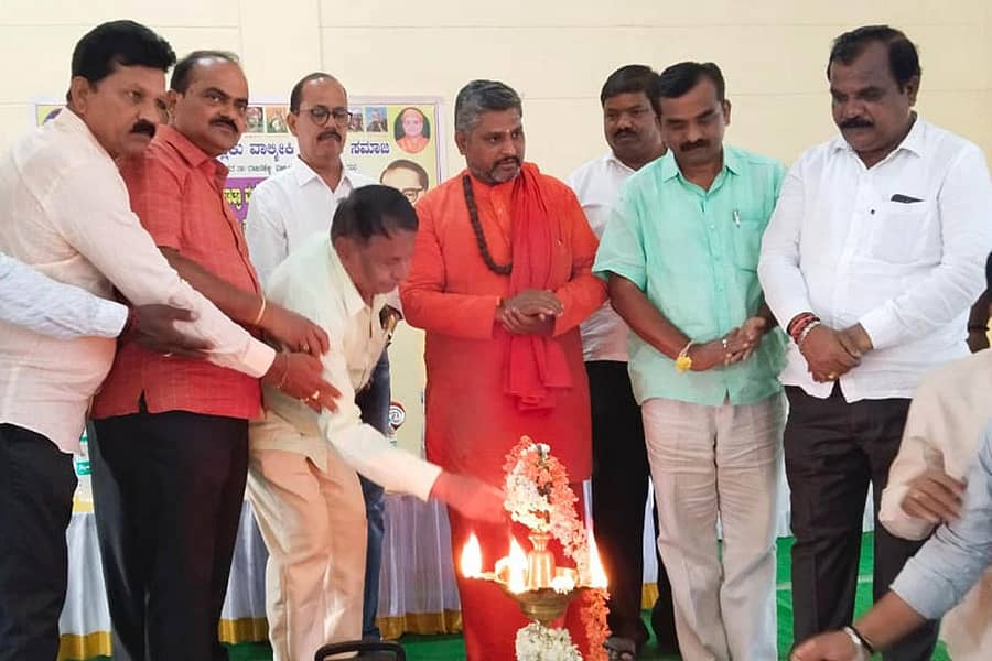 ಚನ್ನಗಿರಿಯಲ್ಲಿ ಶುಕ್ರವಾರ ನಡೆದ ವಾಲ್ಮೀಕಿ ಜಾತ್ರಾ ಮಹೋತ್ಸವದ ಪೂರ್ವಭಾವಿ ಸಭೆಯನ್ನು ವಾಲ್ಮೀಕಿ ಗುರುಪೀಠದ ಪ್ರಸನ್ನಾನಂದ ಸ್ವಾಮೀಜಿ ಉದ್ಘಾಟಿಸಿದರು.