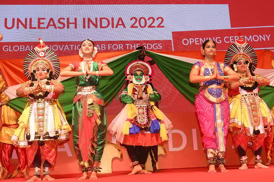 ಮೈಸೂರಿನ ಇನ್ಫೊಸಿಸ್ ಕ್ಯಾಂಪಸ್ನಲ್ಲಿ ಶನಿವಾರ ಆರಂಭವಾದ ‘ಅನ್ಲೀಶ್–2022’ ಅಂತರರಾಷ್ಟ್ರೀಯ ಸಮ್ಮೇಳನಕ್ಕೂ ಮುನ್ನ ದೇಶದ ಸಾಂಸ್ಕೃತಿಕ ವೈಭವ ಬಿಂಬಿಸುವ ಕಾರ್ಯಕ್ರಮ ನಡೆಯಿತು/ ಪ್ರಜಾವಾಣಿ ಚಿತ್ರ