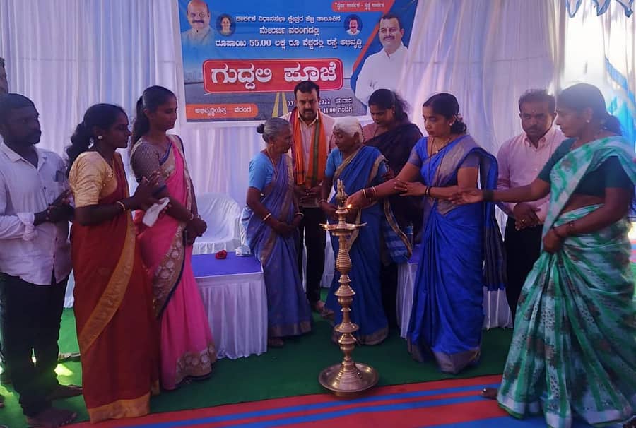 ಅಡ್ಕದಲ್ಲಿ ರಸ್ತೆ ಕಾಮಗಾರಿಗಳ ಗುದ್ದಲಿ ಪೂಜೆಯ ಉದ್ಘಾಟನಾ ಸಮಾರಂಭದಲ್ಲಿ ಸಚಿವ ಸುನಿಲ್ ಕುಮಾರ್ ಭಾಗವಹಿಸಿದ್ದರು