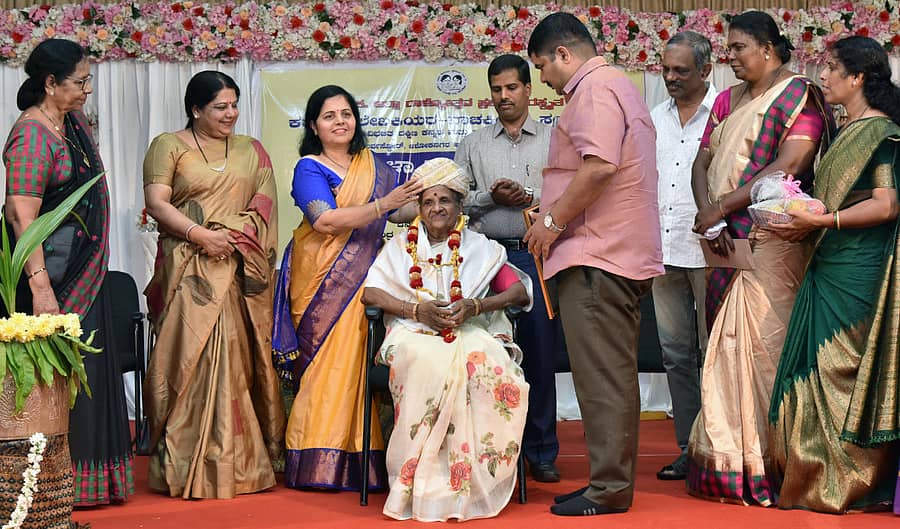 ಕಾರ್ಯಕ್ರಮದಲ್ಲಿ ತುಳು ಲೇಖಕಿ ಜಯಮ್ಮ ಚೆಟ್ಟಿಮಾಡ ಅವರಿಗೆ ‘ತೌಳವ ಸಿರಿ’ ಪ್ರಶಸ್ತಿ ಪ್ರದಾನ ಮಾಡಲಾಯಿತು. ವಿಜಯಲಕ್ಷ್ಮೀ ಶೆಟ್ಟಿ, ಸುಮಲತಾ ಎನ್.ಸುವರ್ಣ, ಸುಮನಾ ಘಾಟೆ, ಡಾ.ಕುಮಾರ, ವೇದವ್ಯಾಸ ಕಾಮತ್, ಜಿತೇಂದ್ರ ಕುಮಾರ್, ಡಾ.ಜ್ಯೋತಿ ಚೇಳ್ಯಾರು ಮತ್ತು ಇತರರು ಇದ್ದರು