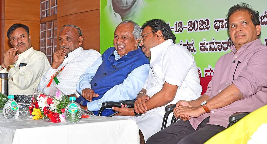 ನಗರದಲ್ಲಿ ಭಾನುವಾರ ನಡೆದ ‘ಶತಮಾನದ ಶಾಂತವೇರಿ ವಿಚಾರ ಸಂಕಿರಣ ಮತ್ತು ನೆನಪು’ ಕಾರ್ಯಕ್ರಮದಲ್ಲಿ (ಎಡದಿಂದ) ಕನ್ನಡ ಪ್ರಾಧ್ಯಾಪಕ ಮತ್ತು ಲೇಖಕ ಡಾ.ಶ್ರೀಪತಿ ಹಳಗುಂದ, ಲೇಖಕ ಪ್ರೊ. ಕಾಳೇಗೌಡ ನಾಗವಾರ, ಹೈಕೋರ್ಟ್ ನಿವೃತ್ತ ನ್ಯಾಯಮೂರ್ತಿ ಎಚ್.ಎನ್. ನಾಗಮೋಹನ್ ದಾಸ್, ಚಿಂತಕ ಬಂಜಗೆರೆ ಜಯಪ್ರಕಾಶ್ ಮತ್ತು ರಾಮಮನೋಹರ ಶಾಂತವೇರಿ ಇದ್ದರು. -ಪ್ರಜಾವಾಣಿ ಚಿತ್ರ