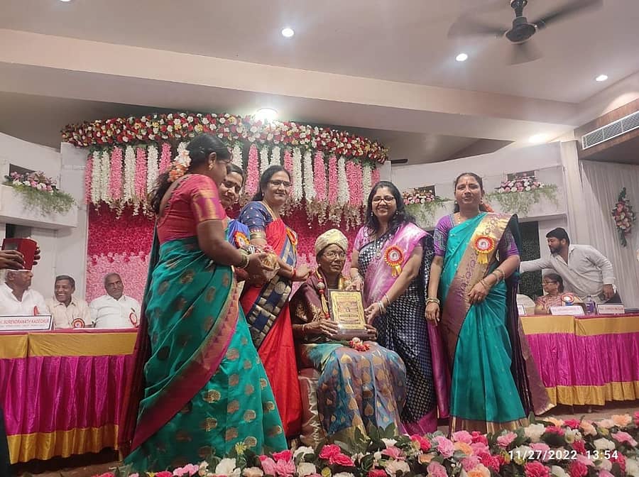 ಯಾದಗಿರಿಯ ನ್ಯೂ ಕನ್ನಡ ಪ್ರೌಢಶಾಲೆಯ 1991------–92 ಸಾಲಿನ ಹಳೆಯ ವಿದ್ಯಾರ್ಥಿಗಳು ಗುರುವಂದನಾ ಕಾರ್ಯಕ್ರಮದಲ್ಲಿ ಹಿರಿಯ ಶಿಕ್ಷಕಿ ಅಕ್ಕನಾಗಮ್ಮ ಅವರನ್ನು ಸನ್ಮಾನಿಸಿದರು