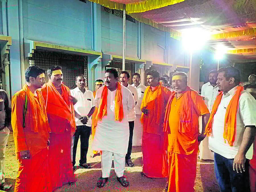 ಹನುಮಮಾಲಾ ಸಂಕೀರ್ತನಾ ಯಾತ್ರೆ ನಿಮಿತ್ತ ಗಂಗಾವತಿ ನಗರದ ಎಪಿಎಂಸಿ ಸಮುದಾಯ ಭವನದಲ್ಲಿ ಹನುಮ ಮಾಲಾಧಾರಿಗಳಿಗೆ ಕಲ್ಪಿಸಿದ ವಸತಿ, ಊಟದ ವ್ಯವಸ್ಥೆಯನ್ನು ಮಾಜಿ ಎಂಎಲ್ಸಿ ಎಚ್.ಆರ್. ಶ್ರೀನಾಥ ಪರಿಶೀಲಿಸಿದರು‌. ಮಾಜಿ ಎಂಎಲ್ಸಿ ಕರಿಯಣ್ಣ ಸಂಕಟಿ, ಮುಸ್ಟೂರು ರಾಜಶೇಖರಪ್ಪ ಇದ್ದರು‌