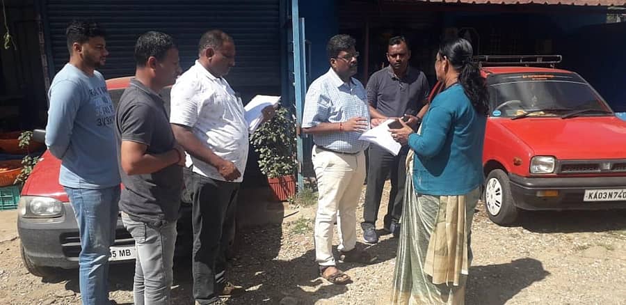 ಮತದಾರರ ಪಟ್ಟಿ ಪರಿಷ್ಕರಣೆ ಸಂಬಂಧ ಜಿಲ್ಲಾಧಿಕಾರಿ ಡಾ.ಬಿ.ಸಿ.ಸತೀಶ ಅವರು ಮಡಿಕೇರಿಯ ವಿವಿಧ ಪ್ರದೇಶಗಳಿಗೆ ಭಾನುವಾರ ಭೇಟಿ ನೀಡಿ ಸಾರ್ವಜನಿಕರಲ್ಲಿ ಹೆಸರು ನೋಂದಾಯಿಸುವಂತೆ ಮನವಿ ಮಾಡಿದರು