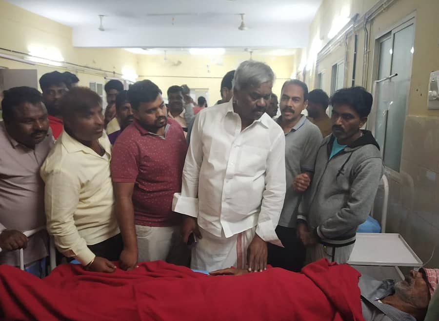 ಭರಮಸಾಗರ ಸಮುದಾಯ ಆರೋಗ್ಯ ಕೇಂದ್ರಕ್ಕೆ ಭಾನುವಾರ ರಾತ್ರಿ ಭೇಟಿ ನೀಡಿದ ಶಾಸಕ ಚಂದ್ರಪ್ಪ ಮದುವೆ ಊಟ ಸೇವಿಸಿ ಅಸ್ವಸ್ಥಗೊಂಡವರ ಆರೋಗ್ಯ ವಿಚಾರಿಸಿದರು.