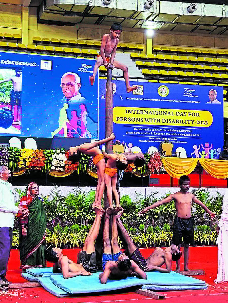 ಗಣ್ಯರ ಅನುಪಸ್ಥಿತಿಯಲ್ಲಿ ವಿಶೇಷ ಚೇತನ ಮಕ್ಕಳು ಮಲ್ಲಕಂಬ ಪ್ರದರ್ಶಿಸಿದರು 