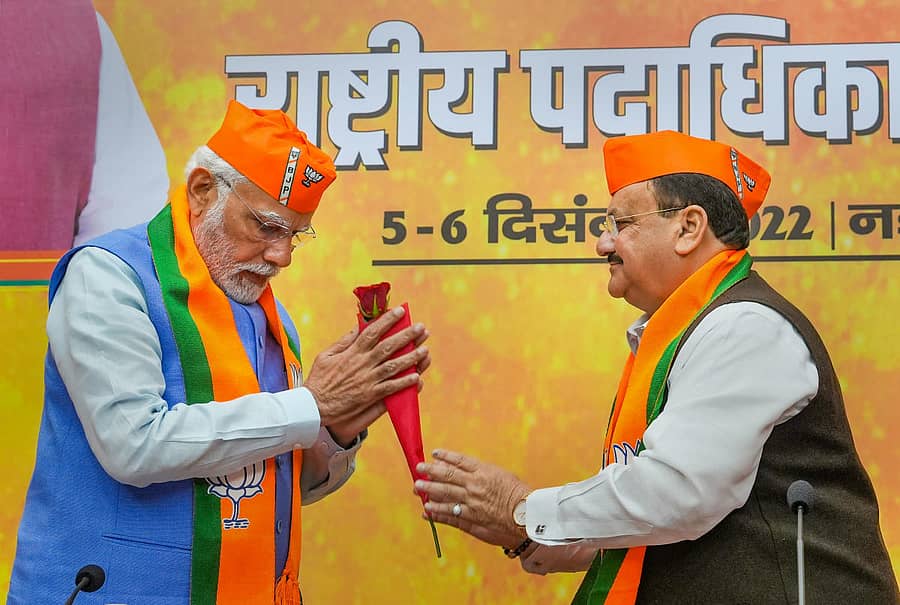 ನವದೆಹಲಿಯಲ್ಲಿ ಸೋಮವಾರ ಬಿಜೆಪಿ ರಾಷ್ಟ್ರಘಟಕದ ಪದಾಧಿಕಾರಿಗಳ ಸಭೆಯಲ್ಲಿ ಪ್ರಧಾನಿ ನರೇಂದ್ರ ಮೋದಿ ಅವರಿಗೆ ಪಕ್ಷದ ರಾಷ್ಟ್ರೀಯ ಅಧ್ಯಕ್ಷ ಜೆ.ಪಿ. ನಡ್ಡಾ ಅವರು ಹೂವು ನೀಡುವ ಮೂಲಕ ಸ್ವಾಗತಿಸಿದರು –ಪಿಟಿಐ ಚಿತ್ರ