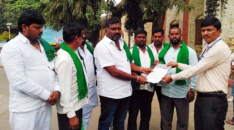 ಕೃಷಿ ಕಾಯ್ದೆ ಹಿಂಪಡೆಯುವುದು ಸೇರಿದಂತೆ ರೈತರ ವಿವಿಧ ಬೇಡಿಕೆಗಳ ಈಡೇರಿಕೆಗೆ ಆಗ್ರಹಿಸಿ ಕರ್ನಾಟಕ ರಾಜ್ಯ ರೈತ ಸಂಘ ಹಾಗೂ ಹಸಿರು ಸೇನೆಯಿಂದ ವಿಜಯಪುರ ಹೆಚ್ಚುವರಿ ಜಿಲ್ಲಾಧಿಕಾರಿ ರಮೇಶ ಕಳಸದಗೆ ಮನವಿ ಸಲ್ಲಿಸಲಾಯಿತು