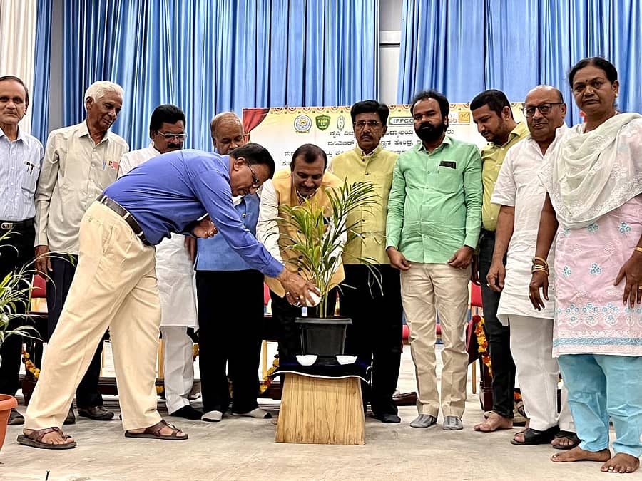 ರಾಯಚೂರು ಕೃಷಿ ವಿಜ್ಞಾನಗಳ ವಿಶ್ವವಿದ್ಯಾಲಯದ ಪ್ರೇಕ್ಷಾಗೃಹದಲ್ಲಿ ಸೋಮವಾರ ಏರ್ಪಡಿಸಿದ್ದ ವಿಶ್ವ ಮಣ್ಣು ದಿನಾಚರಣೆ ಕಾರ್ಯಕ್ರಮವನ್ನು ಸಂಶೋಧನಾ ನಿರ್ದೇಶಕ ಡಾ.ಬಿ.ಕೆ.ದೇಸಾಯಿ ಅವರು ಸಸಿಗೆ ಮಣ್ಣುಸುರಿದು, ನೀರುಣಿಸಿ ಉದ್ಘಾಟಿಸಿದರು.