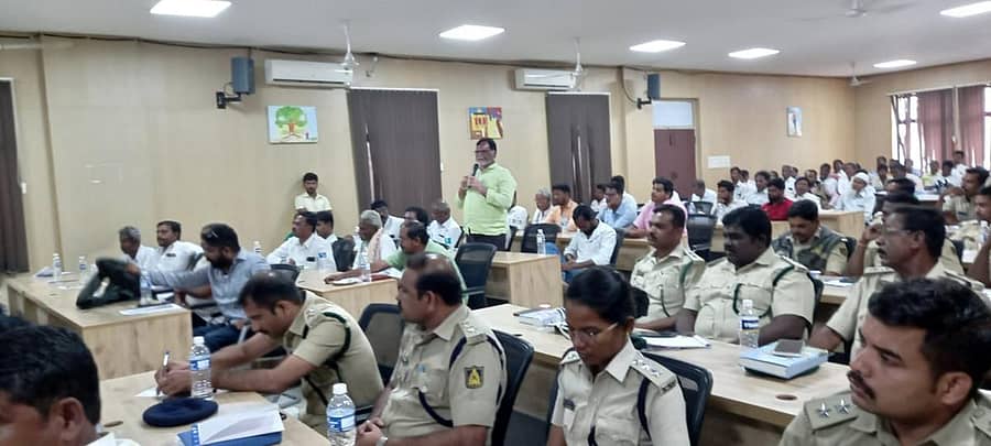 ಯಾದಗಿರಿ ಜಿಲ್ಲಾ ಪಂಚಾಯಿತಿ ಸಭಾಂಗಣದಲ್ಲಿ ಸೋಮವಾರ ಏರ್ಪಡಿಸಿದ್ದ ಶ್ರೀಗಂಧ ಮರ ಆಧಾರಿತ ಕೃಷಿ ಅರಣ್ಯ ಮಾದರಿಗಳ ಕಾರ್ಯಾಗಾರದಲ್ಲಿ ಭಾಗವಹಿಸಿದ್ದ ಸಿಬ್ಬಂದಿ