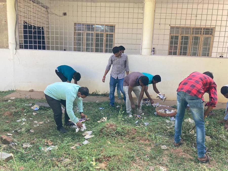 ಹಾಸನದ ಕೇಂದ್ರ ಗ್ರಂಥಾಲಯದ ಆವರಣದಲ್ಲಿ ಸೋಮವಾರ ವಿದ್ಯಾರ್ಥಿಗಳು ಸ್ವಚ್ಛತಾ ಕಾರ್ಯ ನಡೆಸಿದರು.
