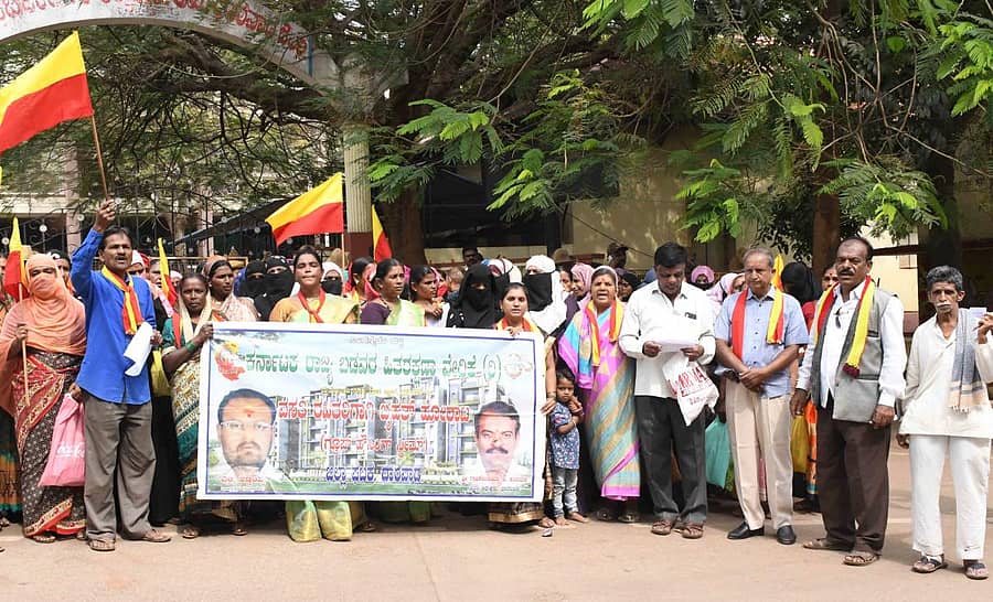 ಸೂರು ಇಲ್ಲದವರಿಗೆ ಸೂರು ನೀಡುವಂತೆ ಒತ್ತಾಯಿಸಿ ನೂರಾರು ಮಹಿಳೆಯರು ಕರ್ನಾಟಕ ರಾಜ್ಯ ಬಡವರ ಹಿತ ರಕ್ಷಣಾ ವೇದಿಕೆ ನೇತೃತ್ವದಲ್ಲಿ ಧಾರವಾಡ ಜಿಲ್ಲಾಧಿರಕಾರಿ ಕಚೇರಿ ಎದುರು ಪ್ರತಿಭಟನೆ ನಡೆಸಿದರು.