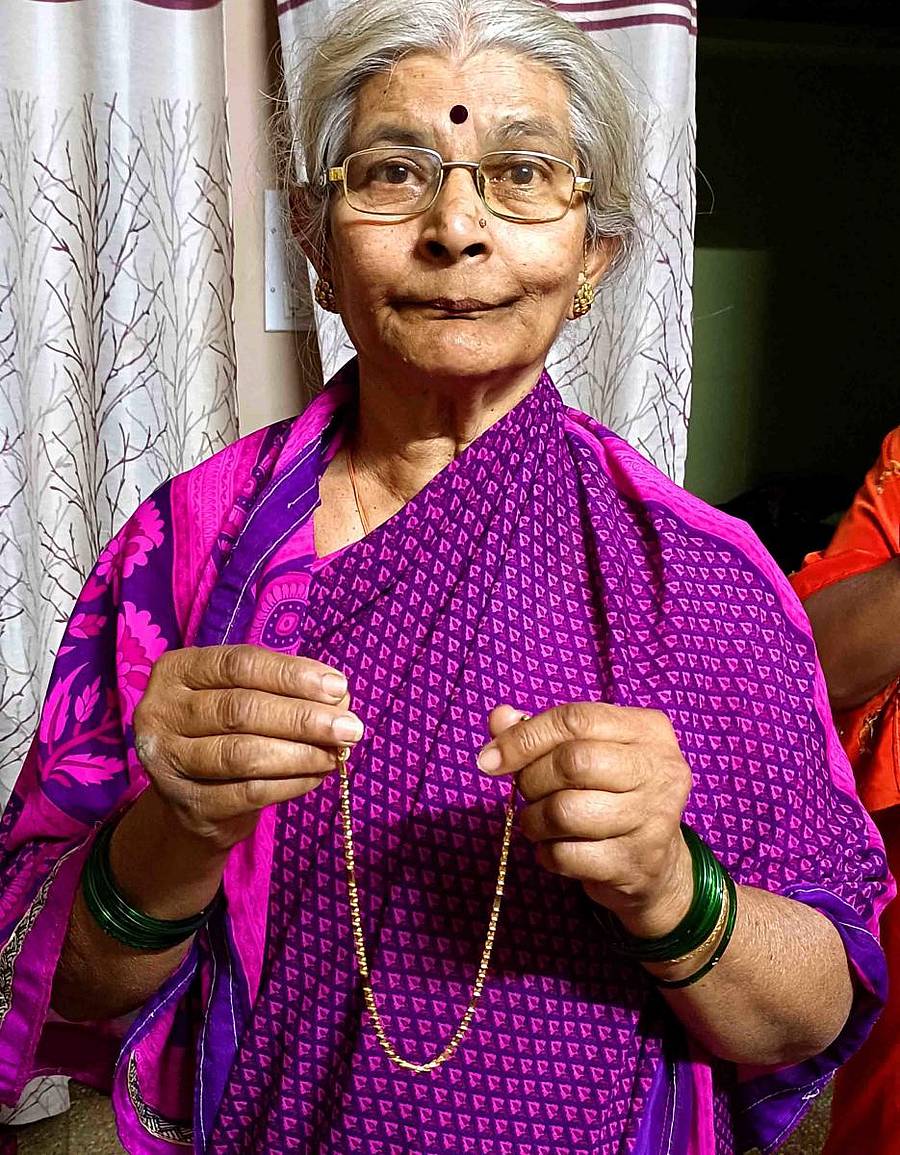 ಅರ್ಧ ಸರವನ್ನು ತೋರಿಸುತ್ತಿರುವ ವಿಜಯಮ್ಮ