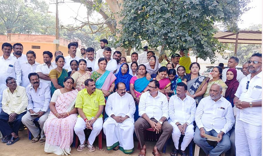 ದೊಡ್ಡಬಳ್ಳಾಪುರ ತಾಲ್ಲೂಕಿನ ರಾಜಘಟ್ಟದಲ್ಲಿ ಸೋಮವಾರ ನಡೆದ ಕಾಂಗ್ರೆಸ್ ನಡಿಗೆ ಜನಾರ್ಶೀವಾದದ ಕಡೆಗೆ ಕಾರ್ಯಕ್ರಮದಲ್ಲಿ ಕೇಂದ್ರದ ಮಾಜಿ ಸಚಿವ ಎಂ. ವೀರಪ್ಪ ಮೊಯಿಲಿ ಮಾತನಾಡಿದರು