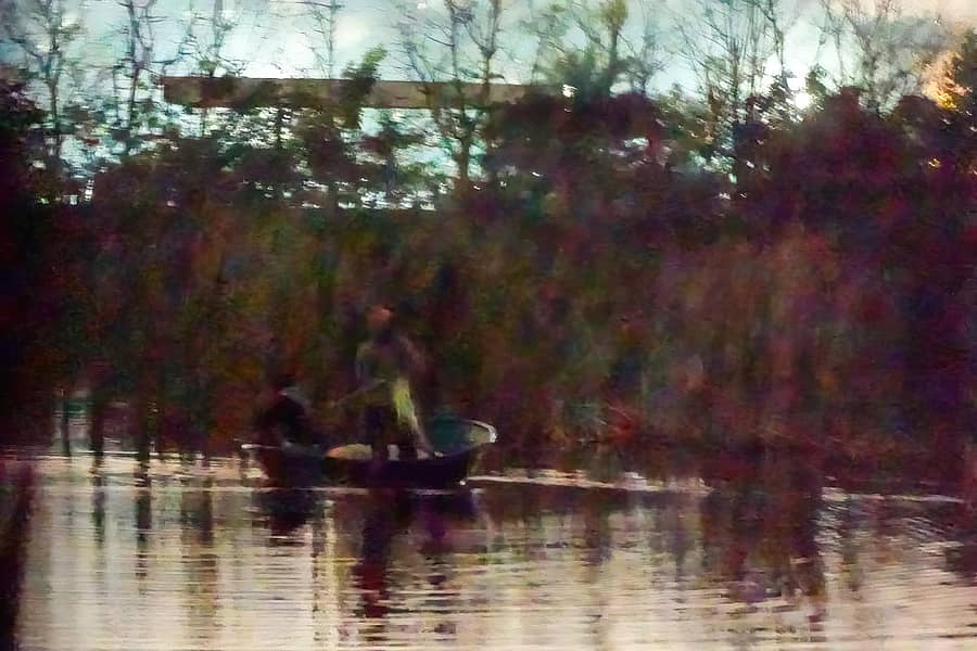 ಪುಟ್ಟೇನಹಳ್ಳಿ ಕೆರೆಯಲ್ಲಿ ರಾತ್ರಿವೇಳೆ ಮೀನು ಹಿಡಿಯುತ್ತಿರುವುದು