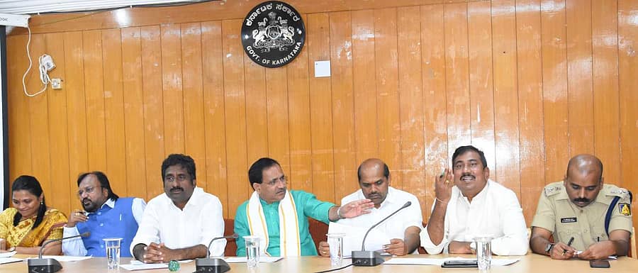 ಬೀದರ್ನ ಜಿಲ್ಲಾಧಿಕಾರಿ ಕಚೇರಿ ಸಭಾಂಗಣದಲ್ಲಿ ನಡೆದ ಬೀದರ್ ಉತ್ಸವದ ವಿವಿಧ ಸಮಿತಿಗಳ ಸಭೆಯಲ್ಲಿ ಕೇಂದ್ರ ರಸಗೊಬ್ಬರ ಖಾತೆ ರಾಜ್ಯ ಸಚಿವ ಭಗವಂತ ಖೂಬಾ ಮಾತನಾಡಿದರು