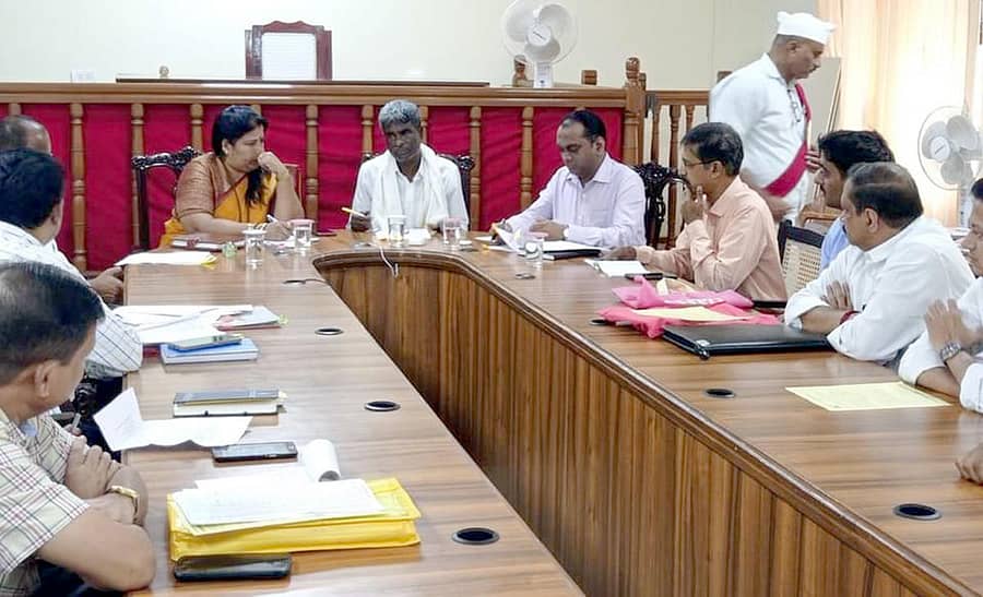 ಕುಚಲಕ್ಕಿ ವಿತರಣೆ ಸಂಬಂಧ ಜಿಲ್ಲಾಧಿಕಾರಿ ಕಚೇರಿಯಲ್ಲಿ ಸೋಮವಾರ ನಡೆದ ಸಭೆಯಲ್ಲಿ ಜಿಲ್ಲಾ ಉಸ್ತುವಾರಿ ಸಚಿವ ಕೋಟ ಶ್ರೀನಿವಾಸ ಪೂಜಾರಿ ಮಾತನಾಡಿರು. ಶಾಸಕಿ ರೂಪಾಲಿ ನಾಯ್ಕ, ಜಿಲ್ಲಾಧಿಕಾರಿ ಪ್ರಭುಲಿಂಗ ಕವಳಿಕಟ್ಟಿ, ಹೆಚ್ಚುವರಿ ಜಿಲ್ಲಾಧಿಕಾರಿ ರಾಜು ಮೊಗವೀರ ಇದ್ದಾರೆ