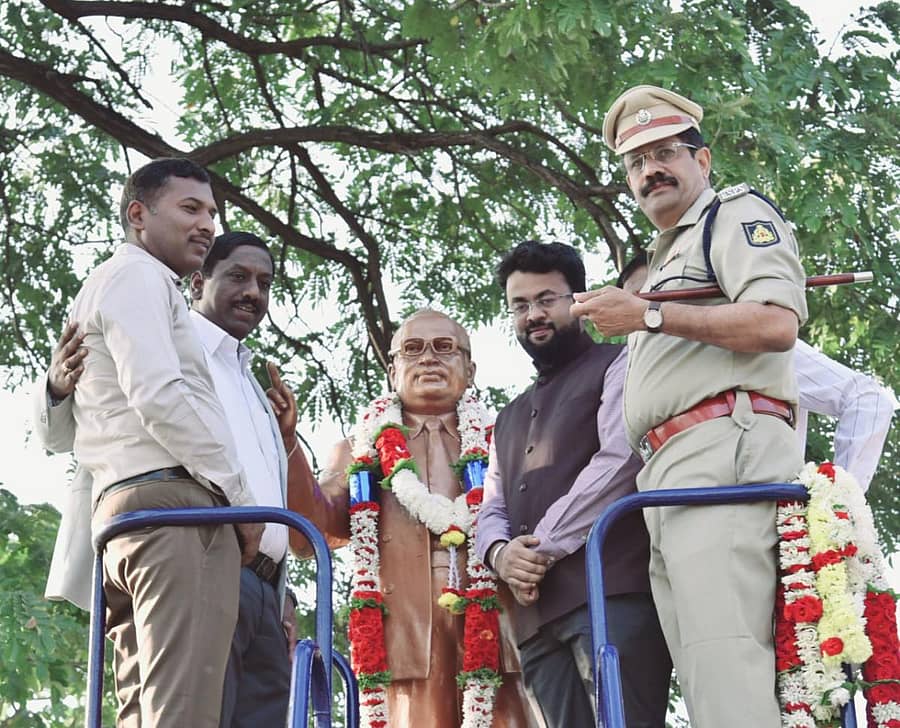 ವಿಜಯಪುರ ಜಿಲ್ಲಾ ಕ್ರೀಡಾಂಗಣದಲ್ಲಿರುವ ಡಾ.ಬಿ.ಆರ್.ಅಂಬೇಡ್ಕರ್ ಪ್ರತಿಮೆಗೆ ಜಿಲ್ಲಾಧಿಕಾರಿ ವಿಜಯಮಹಾಂತೇಶ ಮಾಲಾರ್ಪಣೆ ಮಾಡಿ, ಗೌರವ ನಮನ ಸಲ್ಲಿಸಿದರು.