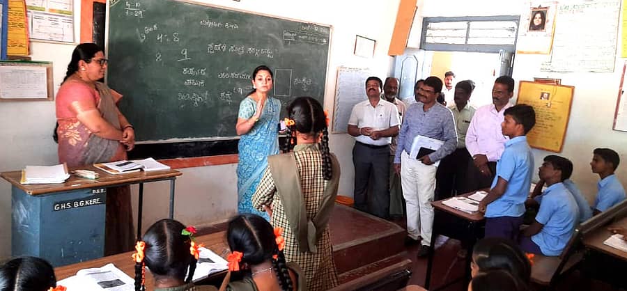 ಮೊಳಕಾಲ್ಮುರು ತಾಲ್ಲೂಕಿನ ಬಿ.ಜಿ. ಕೆರೆ ಕರ್ನಾಟಕ ಪಬ್ಲಿಕ್ ಶಾಲೆಗೆ ಮಂಗಳವಾರ ಜಿಲ್ಲಾಧಿಕಾರಿ ದಿವ್ಯಪ್ರಭು ಜಿ.ಆರ್.ಜೆ ಭೇಟಿ ನೀಡಿ ವಿದ್ಯಾರ್ಥಿಗಳ ಜತೆ ಸಂವಾದ ನಡೆಸಿದರು.