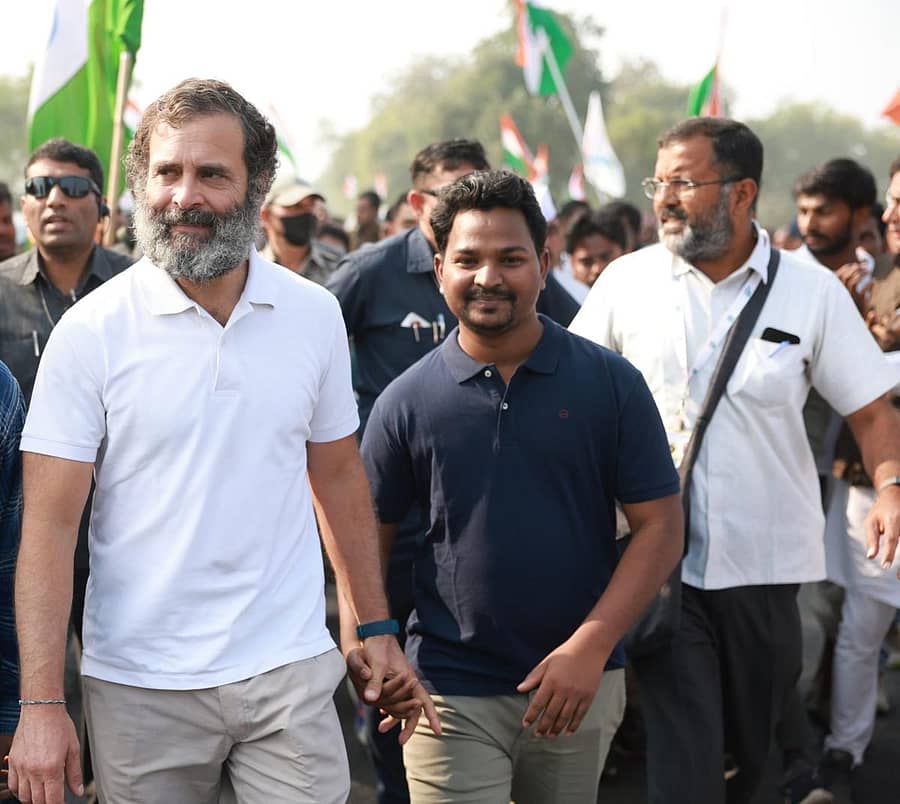 ಮಧ್ಯಪ್ರದೇಶದಲ್ಲಿ ಇತ್ತೀಚೆಗೆ ನಡೆದ ಭಾರತ್ ಜೋಡೊ ಯಾತ್ರೆಯಲ್ಲಿ ಕಾಂಗ್ರೆಸ್ ನಾಯಕ ರಾಹುಲ್ ಗಾಂಧಿ ಅವರೊಂದಿಗೆ ಇಂಡಿಯನ್ ಓವರ್ಸಿಸ್ ಕಾಂಗ್ರೆಸ್ ಸ್ಪೇನ್ ದೇಶದ ಅಧ್ಯಕ್ಷ ಬಸವರಾಜ ಸಂಕೀನ್ ಹೆಜ್ಜೆ ಹಾಕಿದರು