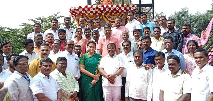 ದೇವನಹಳ್ಳಿಯ ತಾಲ್ಲೂಕು ಆಡಳಿತ ಸೌಧದ ಆವರಣದಲ್ಲಿ ಆಯೋಜಿಸಿದ್ದ ಡಾ.ಬಿ.ಆರ್. ಅಂಬೇಡ್ಕರ್ ಅವರ 66ನೇ ಮಹಾ ಪರಿನಿರ್ವಾಣ ದಿನಾಚರಣೆಯಲ್ಲಿ ಜಿಲ್ಲಾಧಿಕಾರಿ ಆರ್. ಲತಾ, ಶಾಸಕ ನಿಸರ್ಗ ನಾರಾಯಣಸ್ವಾಮಿ ಸೇರಿದಂತೆ ಮುಖಂಡರು ಪಾಲ್ಗೊಂಡಿದ್ದರು