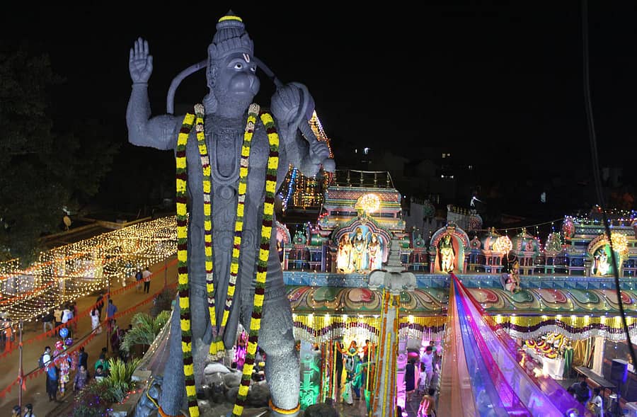 ಆನೇಕಲ್ ತಾಲ್ಲೂಕಿನ ಬನಹಳ್ಳಿಯ ದಕ್ಷಿಣಾಭಿಮುಖ ಆಂಜನೇಯ ಸ್ವಾಮಿ ದೇವಾಲಯದಲ್ಲಿ ಹನುಮ ಜಯಂತಿ ಪ್ರಯುಕ್ತ ಬೃಹತ್ ಆಂಜನೇಯ ಸ್ವಾಮಿ ಮೂರ್ತಿಗೆ ಆಕರ್ಷಕ ಅಲಂಕಾರ ಮಾಡಲಾಗಿತ್ತು