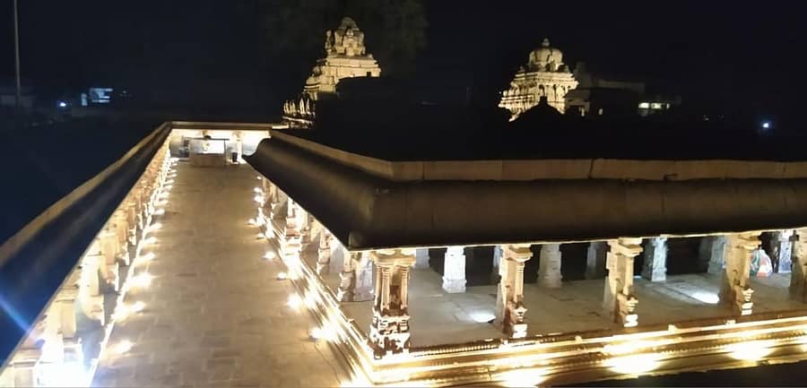 ಚಿಕ್ಕಬಳ್ಳಾಪುರ ತಾಲ್ಲೂಕಿನ ನಂದಿ ಗ್ರಾಮದ ಭೋಗ ನಂದೀಶ್ವರ ದೇವಾಲಯಕ್ಕೆ ವಿದ್ಯುತ್ ದೀಪಾಲಂಕಾರ ಮಾಡಿರುವುದು