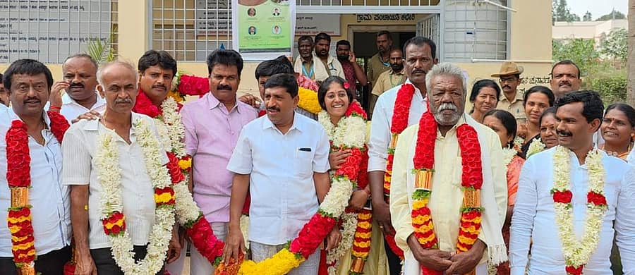 ಆನೇಕಲ್ ತಾಲ್ಲೂಕಿನ ಮುತ್ತಾನಲ್ಲೂರು ಗ್ರಾಮ ಪಂಚಾಯಿತಿಯ ನೂತನ ಅಧ್ಯಕ್ಷರಾಗಿ ಅವಿರೋಧ ಆಯ್ಕೆಯಾದ ತೇಜಸ್ವಿನಿ ಶ್ರೀನಿವಾಸ ರೆಡ್ಡಿ ಅವರನ್ನು ಶಾಸಕ ಬಿ. ಶಿವಣ್ಣ ಸನ್ಮಾನಿಸಿದರು