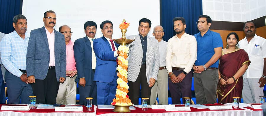 ಮಾನಸಗಂಗೋತ್ರಿಯಲ್ಲಿ ಸಿಎಸ್ಐಆರ್– ಯುಜಿಸಿ ನೆಟ್ ತರಬೇತಿ ಕೇಂದ್ರವು ಬುಧವಾರ ಆಯೋಜಿಸಿದ್ದ ‘ಕೃತಿಚೌರ್ಯ ತಡೆಗಟ್ಟುವಿಕೆ’ ಕುರಿತ ಕಾರ್ಯಾಗಾರವನ್ನು ವಿಶ್ರಾಂತ ಕುಲಪತಿ ಪ್ರೊ.ಕೆ.ಎಸ್.ರಂಗಪ್ಪ ಉದ್ಘಾಟಿಸಿದರು. ವಿಜ್ಞಾನಿ ಪ್ರೊ.ಕೆ.ಆರ್.ಶಿವಣ್ಣ, ಪ್ರೊ.ಎಚ್.ಟಿ.ಬಸವರಾಜಪ್ಪ, ಪ್ರಭಾರ ಕುಲಪತಿ ಪ್ರೊ.ಎಚ್.ರಾಜಶೇಖರ್, ಪ್ರೊ.ಟಿ.ಆರ್.ಮಾರುತಿ, ಪ್ರೊ.ಎಸ್.ಮದಿಅಳಗನ್, ಪ್ರೊ.ಬಿ.ಶಂಕರ್, ಐಕ್ಯುಎಸಿ ನಿರ್ದೇಶಕ ಪ್ರೊ.ಕೆ.ಎನ್.ಅಮೃತೇಶ ಇದ್ದಾರೆ